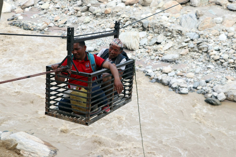 खोला तर्न तुइनकै भर  [तस्बिरहरू]